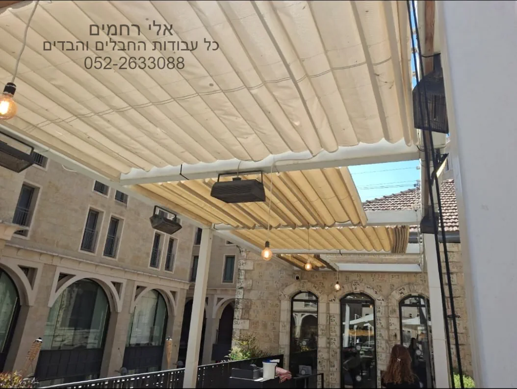 רשת הצללה במרפסת מסעדה במלון